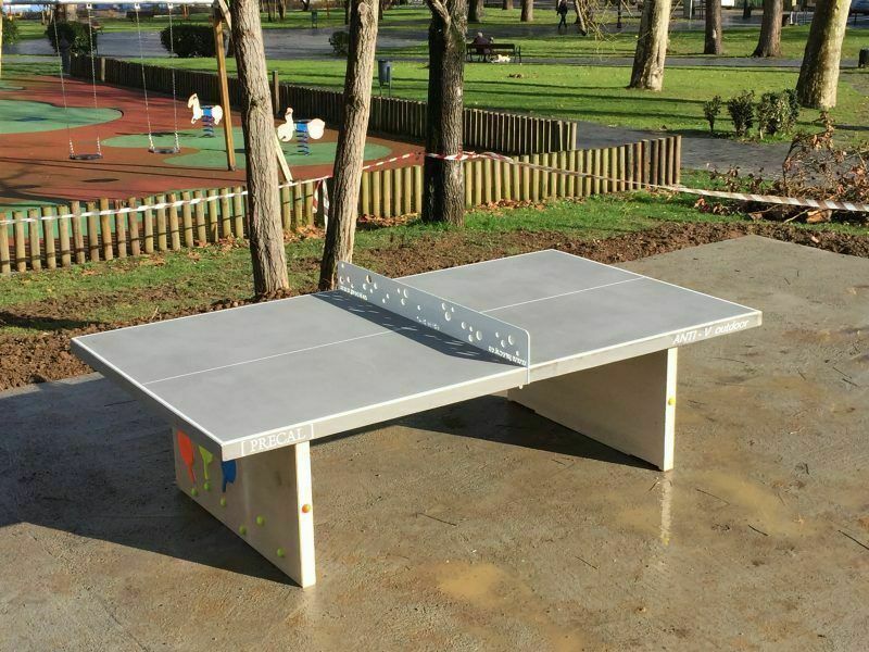Imatge pels mitjans: Instal·lació d&#39;una taula de ping pong en algun parc