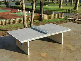 Instal·lació d'una taula de ping pong en algun parc