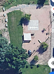 Canviar el parc infantil del mig del passeig Adoveries (costat de la bassa).
